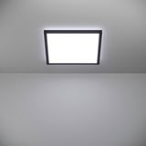 Quadratische LED-Deckenleuchte ROVITO-R, Ansicht von unten, leuchtend an einer grauen Decke montiert.