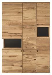 Frontale Ansicht einer modernen Vitrine aus hellem Holz mit mehreren Türen und offenen Fächern.