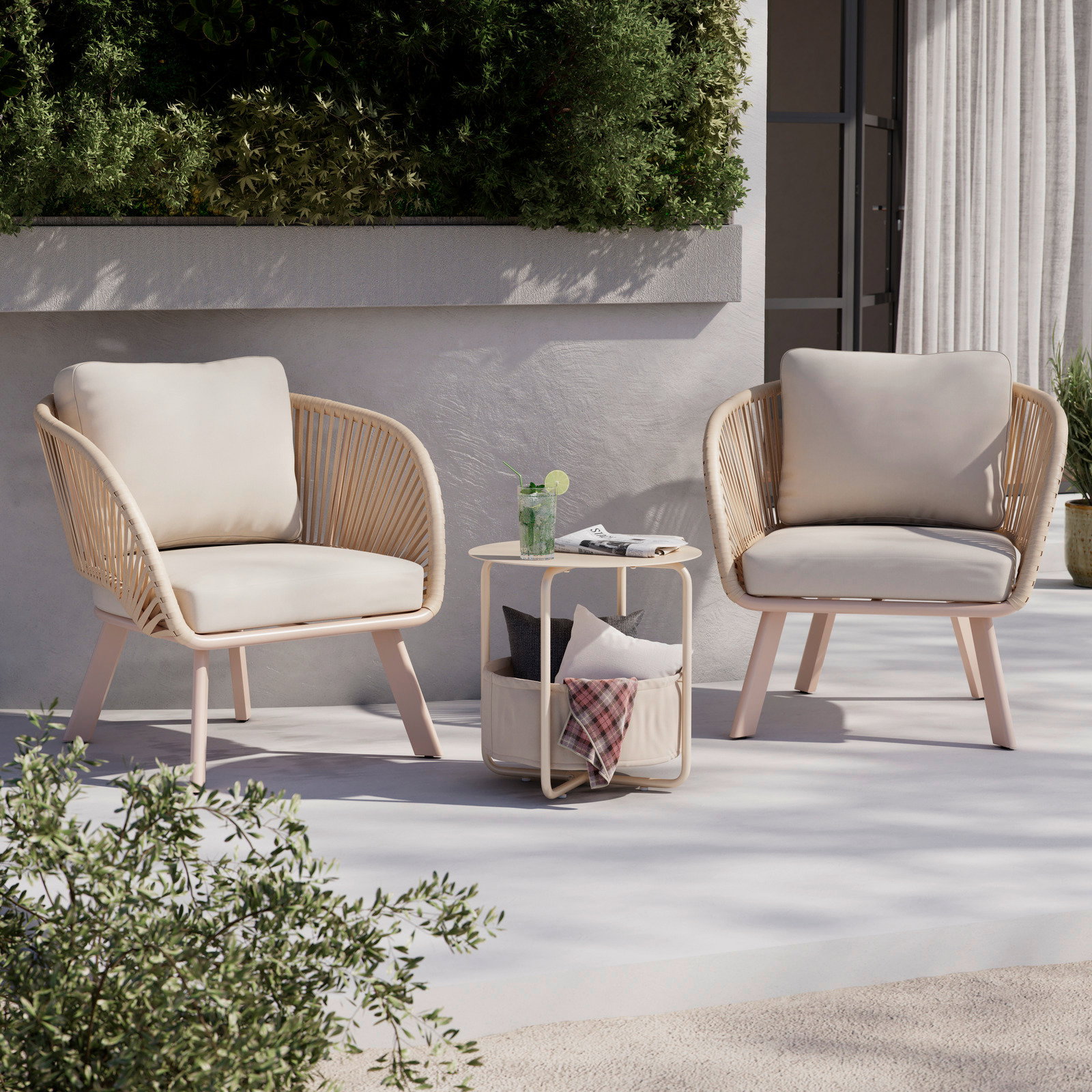Zwei Loungesessel mit beigen Kissen und einem kleinen runden Tisch in einem modernen Außenbereich, seitliche Perspektive.