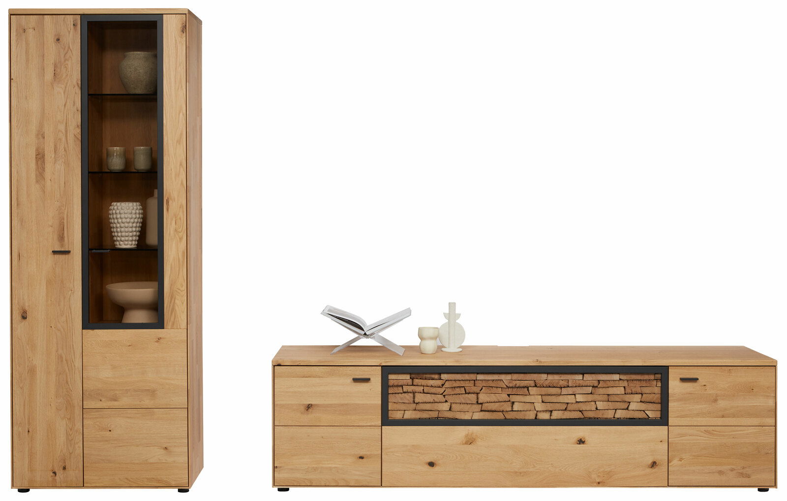 Frontale Ansicht der Valnatura Wandkombination VALS aus Holz mit einem hohen Schrank und einem niedrigen Sideboard, dekoriert mit Vasen und einem Buch.