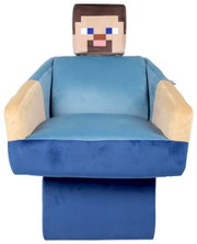Op Minecraft geïnspireerde kinderfauteuil in de vorm van een blokachtig figuurtje met een blauw lichaam en een pixelachtig gezicht, van voren gefotografeerd.
