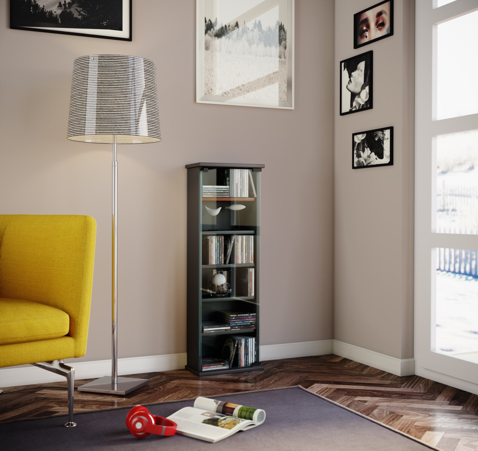 Schlankes, schwarzes CD/DVD-Standregal mit Glastür und mehreren Fächern, gefüllt mit Medien, im Wohnzimmer neben einer gestreiften Stehlampe frontale Perspektive auf das Produkt.