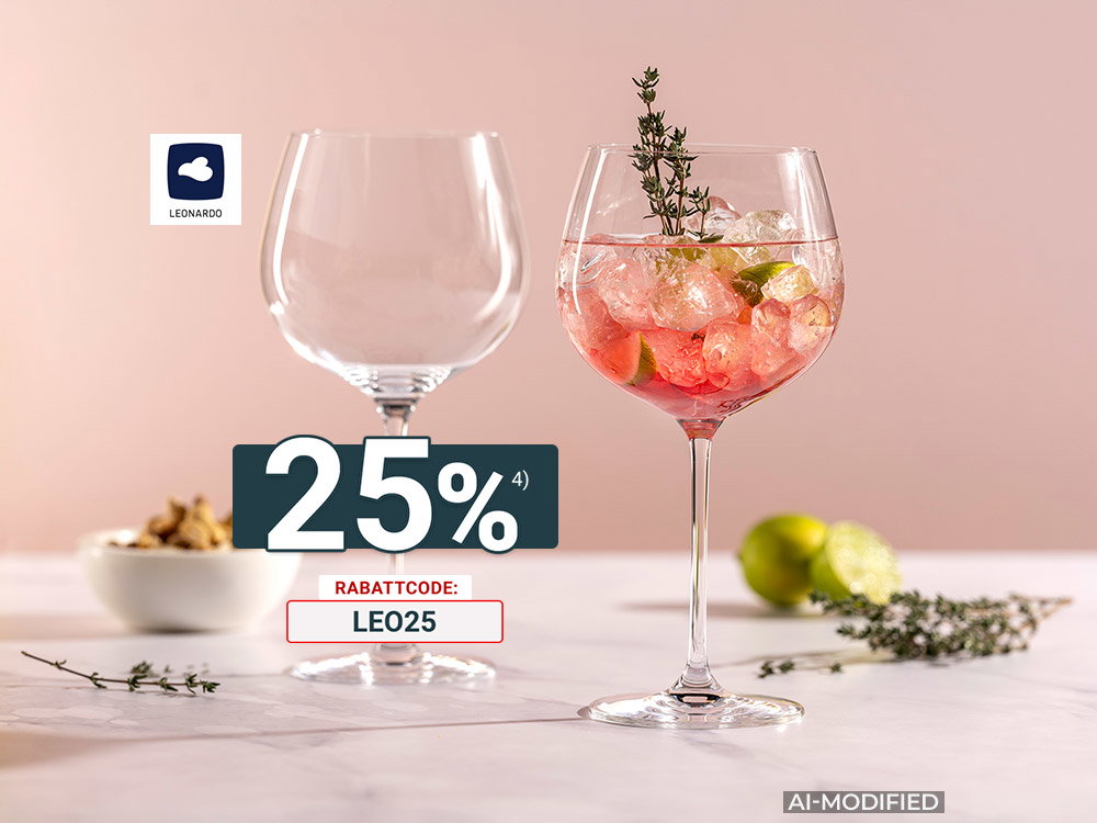 Zwei elegante Gin-Tonic-Gläser vor zartrosa Hintergrund, gefüllt mit rosasem Cocktail, Eiswürfeln, Limette und Thymian.