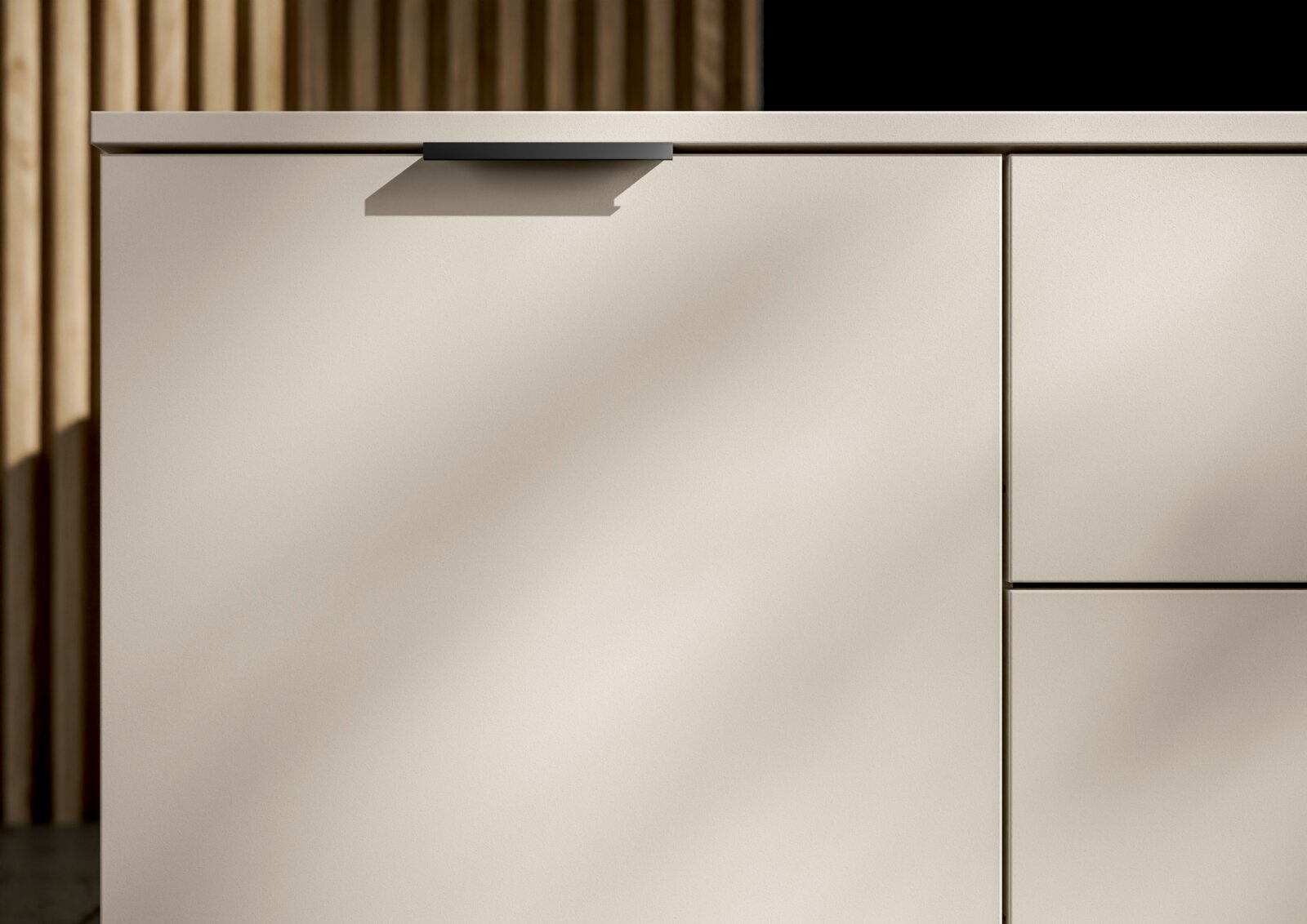 Close-up van een modern, crèmekleurig tv-lowboard met minimalistische handgrepen, gezien vanaf de zijkant