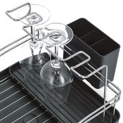 Geschirrabtropfständer mit zwei umgedrehten Weingläsern und Besteckhalter, aus der Vogelperspektive