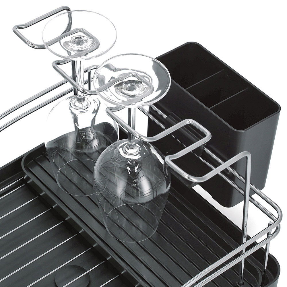 Geschirrabtropfständer mit zwei umgedrehten Weingläsern und Besteckhalter, aus der Vogelperspektive