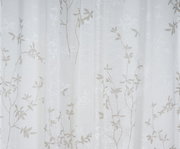 Nahaufnahme eines weißen Vorhangs mit zartem, floralen Muster in Beige, frontal betrachtet.