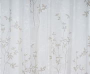 Nahaufnahme eines weißen Vorhangs mit zartem, floralen Muster in Beige, frontal betrachtet.