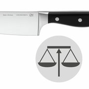 Küchenmesser mit schwarzem Griff und Edelstahlklinge, seitliche Perspektive