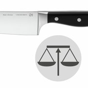 Küchenmesser mit schwarzem Griff und Edelstahlklinge, seitliche Perspektive