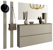 Garderobenset mit zwei vertikalen Paneelen mit Haken, einem großen Spiegel und einer Kommode mit Dekorationen, seitliche Perspektive