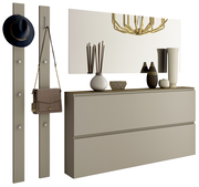 Garderobenset mit zwei vertikalen Paneelen mit Haken, einem großen Spiegel und einer Kommode mit Dekorationen, seitliche Perspektive