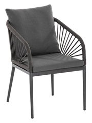 Moderner Designsessel mit grauem Kissen und geflochtenen Armlehnen, seitliche Perspektive