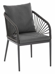 Moderner Designsessel mit grauem Kissen und geflochtenen Armlehnen, seitliche Perspektive