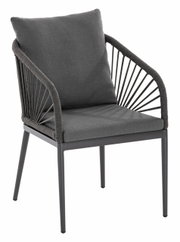 Moderne designfauteuil met grijs kussen en gevlochten armleuningen, zijaanzicht