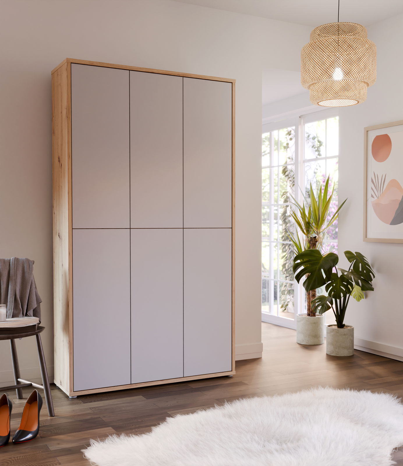 Moderner, hoher XXL-Schuhschrank mit sechs Türen in einem hellen Raum, seitliche Perspektive.