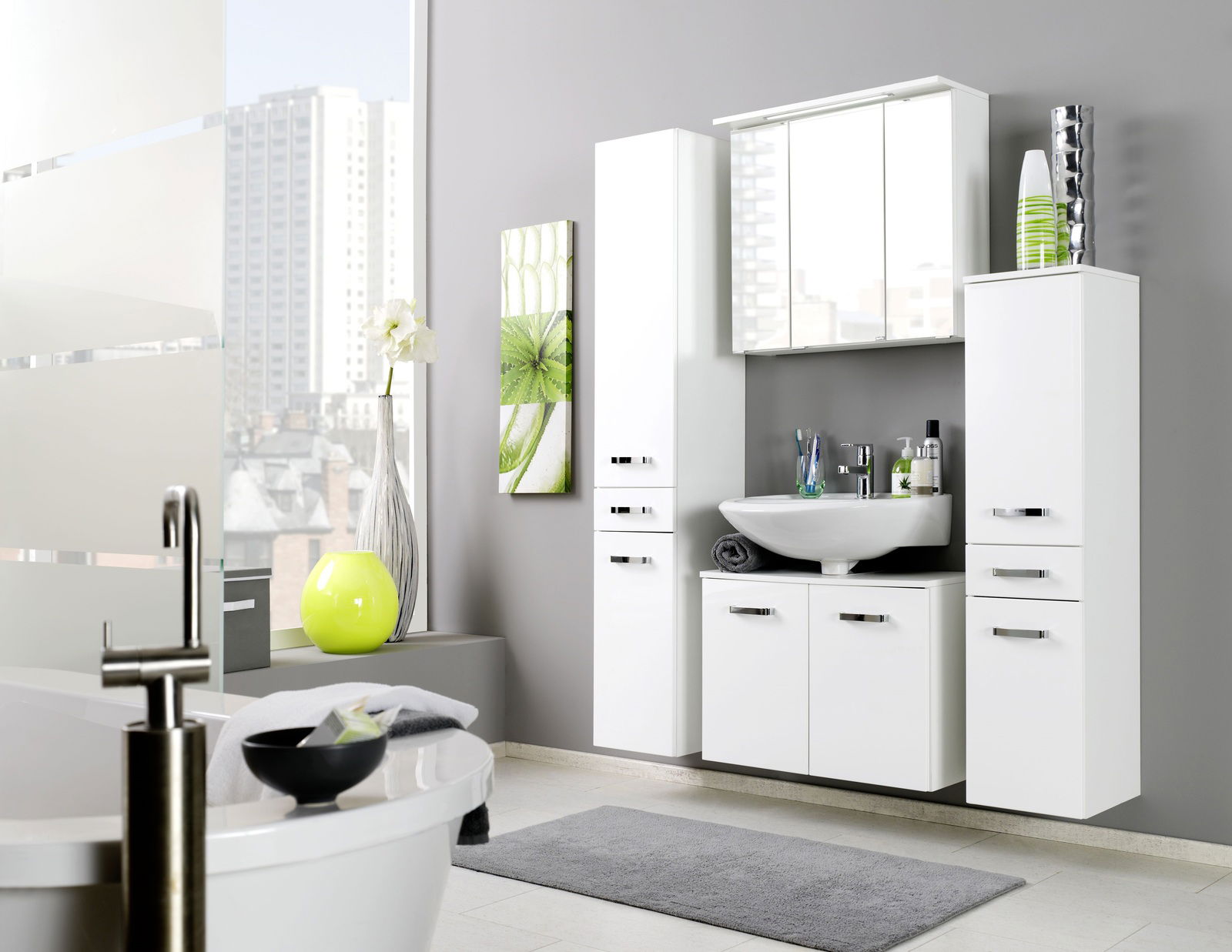 Moderner weißer Waschbeckenunterschrank in einem stilvollen Badezimmer, frontal betrachtet.