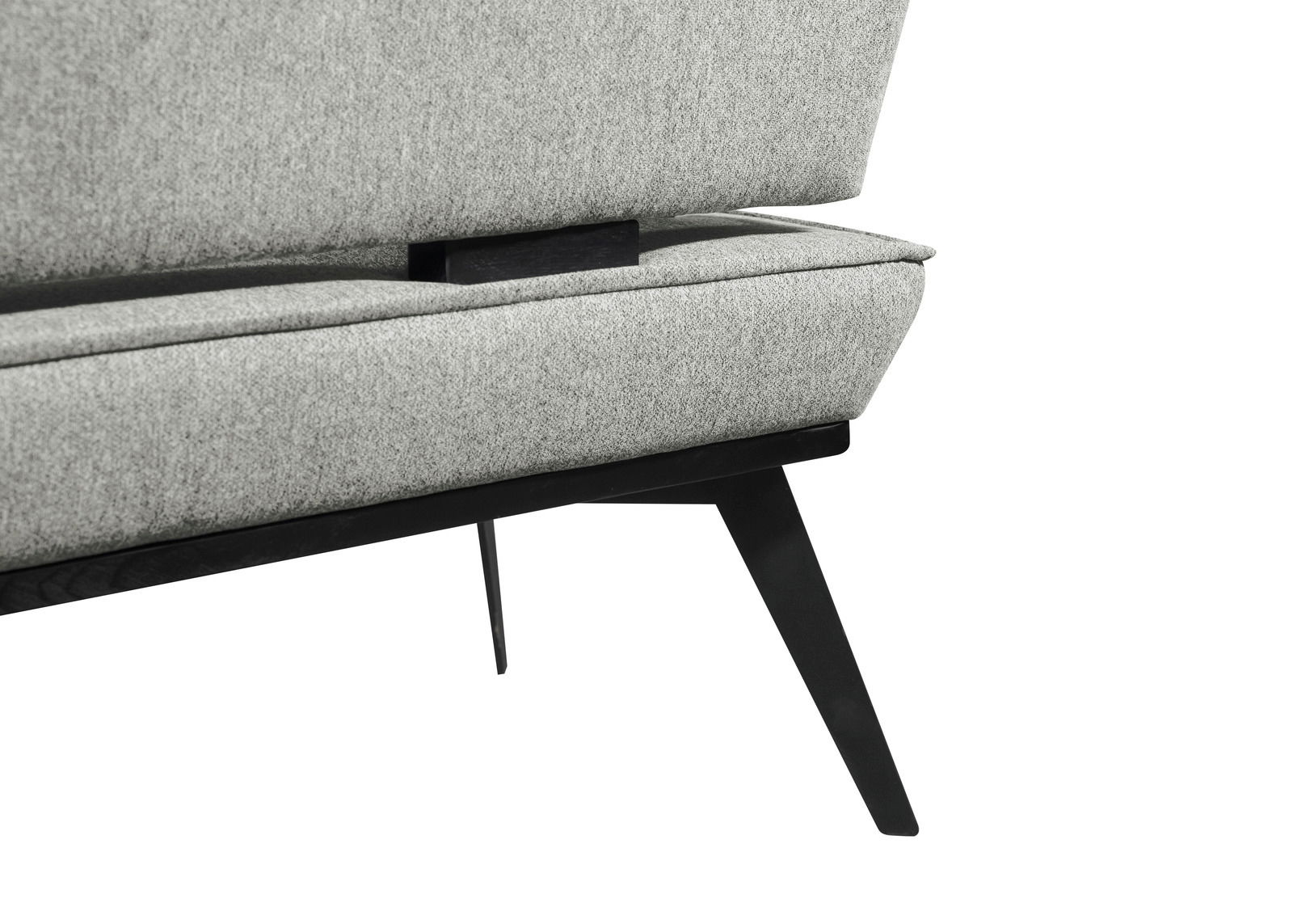 Nahaufnahme einer modernen grauen Bank mit schwarzem Metallgestell, seitliche Perspektive