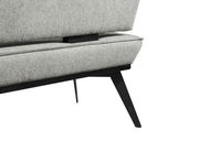 Nahaufnahme einer modernen grauen Bank mit schwarzem Metallgestell, seitliche Perspektive