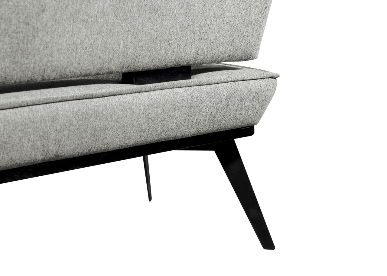 Nahaufnahme einer modernen grauen Bank mit schwarzem Metallgestell, seitliche Perspektive