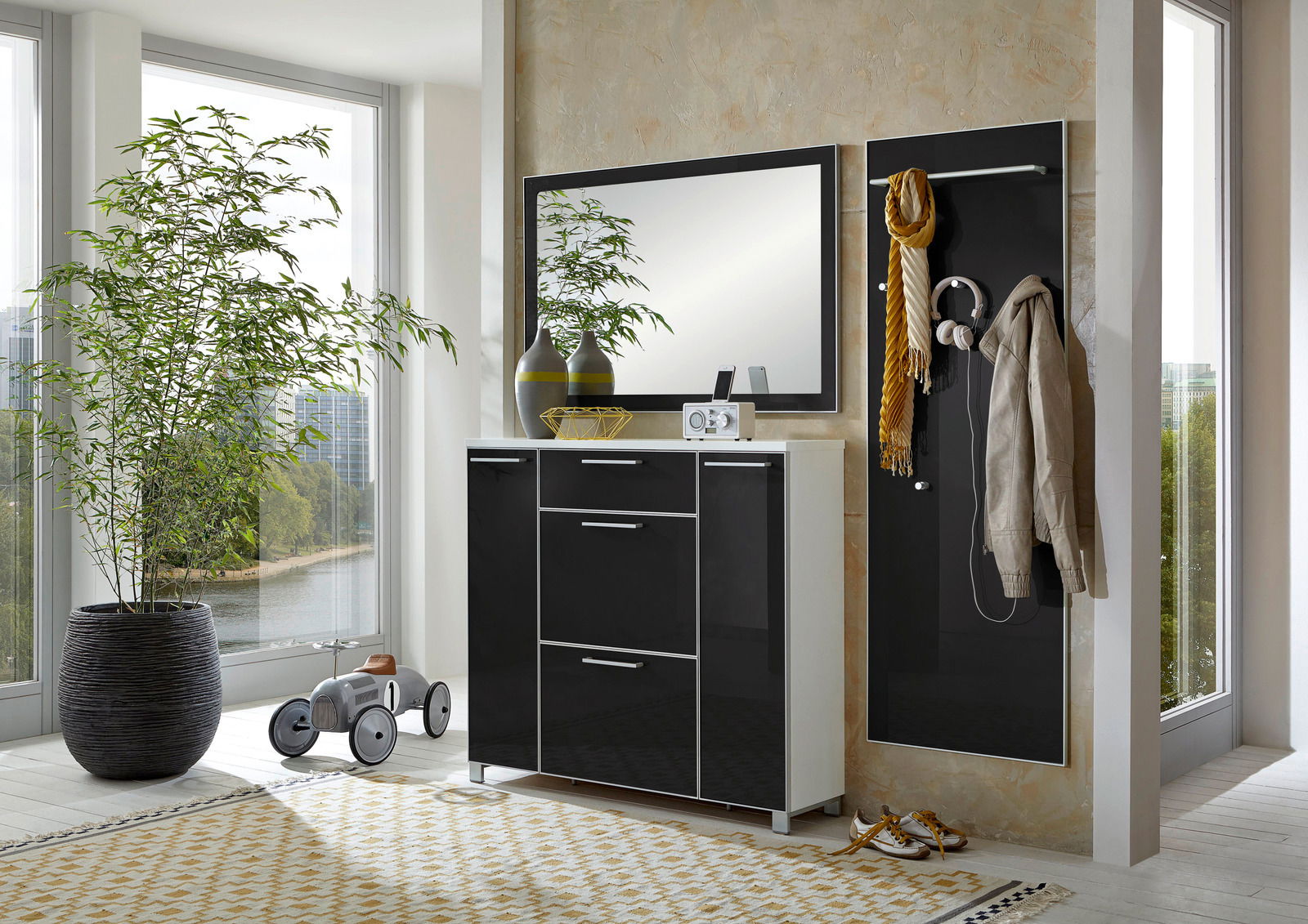 Modernes Garderoben-Set in schwarzem Hochglanz mit Spiegel und Hakenleiste, seitliche Perspektive.