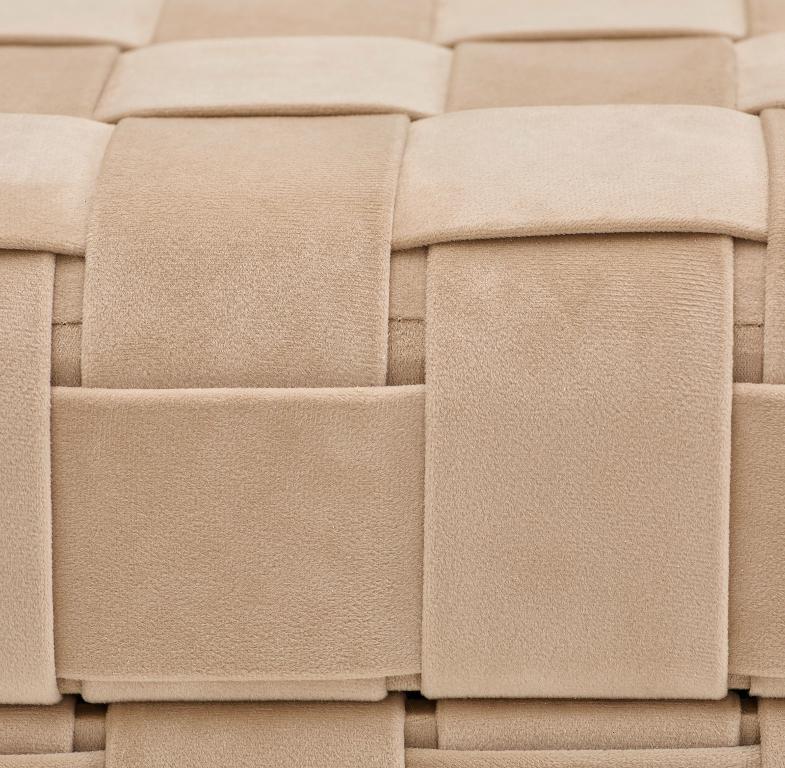 Nahaufnahme eines beigen Hockers mit Stauraum, der ein geflochtenes Textilmuster zeigt.