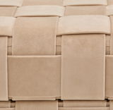 Nahaufnahme eines beigen Hockers mit Stauraum, der ein geflochtenes Textilmuster zeigt.