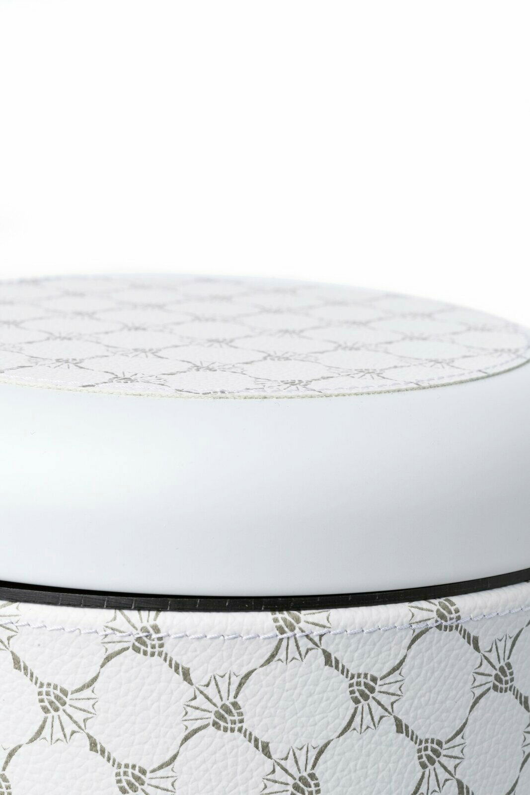 JOOP! Kosmetikeimer CORNFLOWER Nahaufnahme eines weiß-grauen Pedaleimers mit dekorativem Muster, seitliche Perspektive