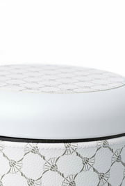 Nahaufnahme eines weiß-grauen Pedaleimers mit dekorativem Muster, seitliche Perspektive