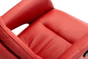 Close-up van een rode leren relaxfauteuil, gezien van bovenaf.