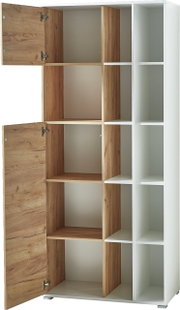 Offener Aktenschrank mit Holztüren und weißen Regalfächern, seitliche Perspektive