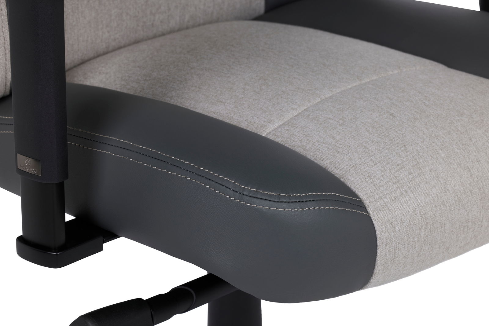 Nahaufnahme eines Gaming-Stuhlsitzes mit grauem Stoff und schwarzem Kunstleder, seitliche Perspektive.