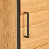 Nahaufnahme eines Anstellcontainers aus Holz mit schwarzem Griff, Perspektive von der Seite.