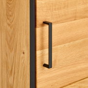 Nahaufnahme eines Anstellcontainers aus Holz mit schwarzem Griff, Perspektive von der Seite.