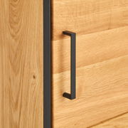 Nahaufnahme eines Anstellcontainers aus Holz mit schwarzem Griff, Perspektive von der Seite.