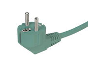 Grüner Schuko-Stecker mit Kabel, seitliche Perspektive