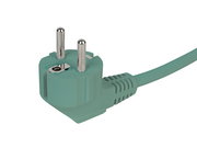 Grüner Schuko-Stecker mit Kabel, seitliche Perspektive
