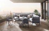 Moderner Gartentisch auf einer stilvollen Terrasse mit Blick auf die Stadt, umgeben von eleganten grauen Sitzmöbeln und Pflanzen, aus der Perspektive von vorne.