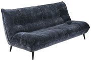 Dunkelblaues, dreisitziges Sofa mit weichem Stoffbezug und schwarzen, schrägen Beinen, seitliche Perspektive