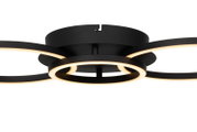 Moderne LED-Deckenleuchte mit schwarzen Ringen und warmweißer Beleuchtung, seitliche Perspektive