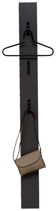 Schwarze Wandgarderobe mit Kleiderbügel und taupefarbener Umhängetasche an Haken, frontale Ansicht.