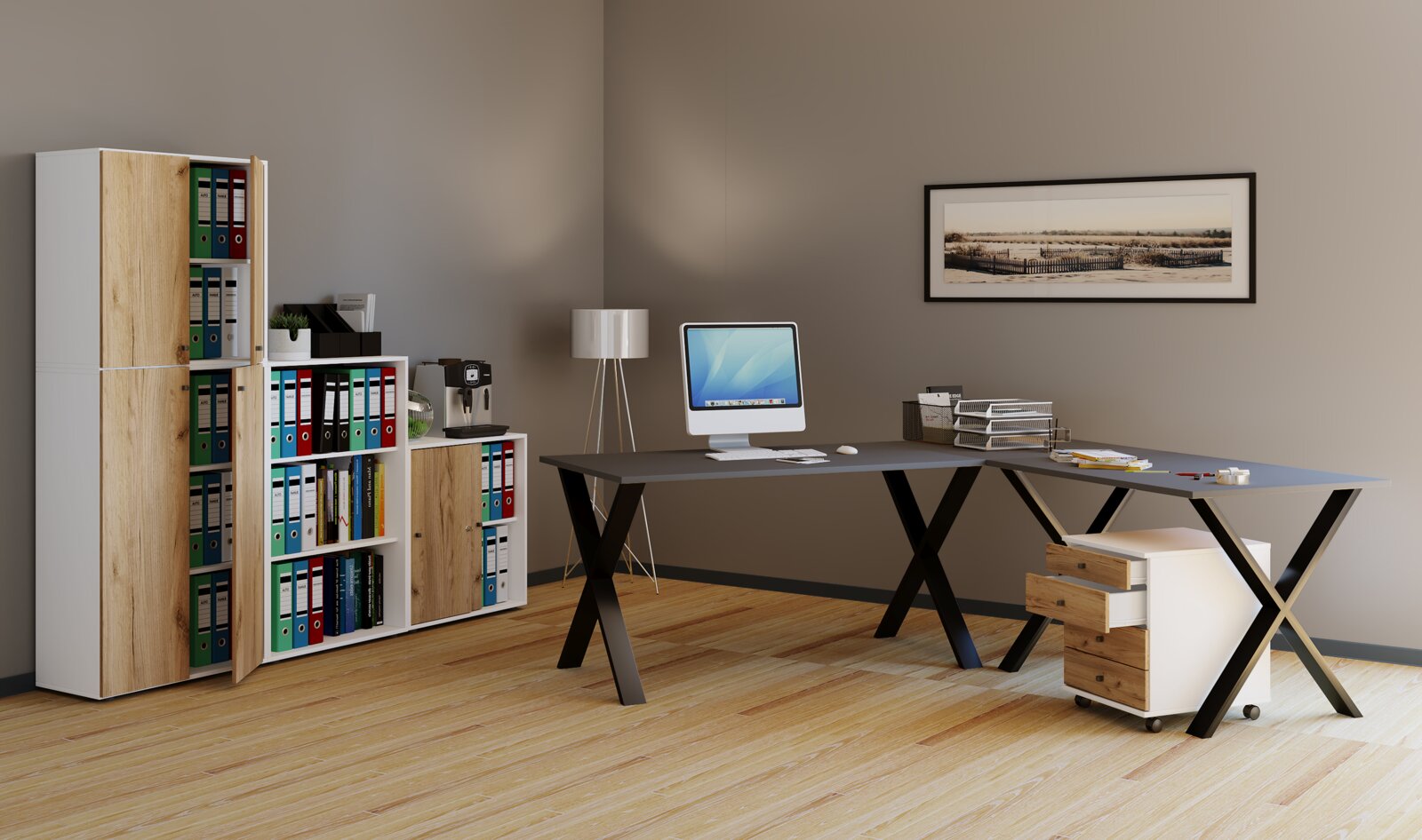Modernes Büro-Setup mit großem grauen Schreibtisch auf X-Gestell, Rollcontainer in Weiß/Eiche und Aktenregalen; Perspektive: leicht schräg von vorn rechts, Blick in die Raumecke.