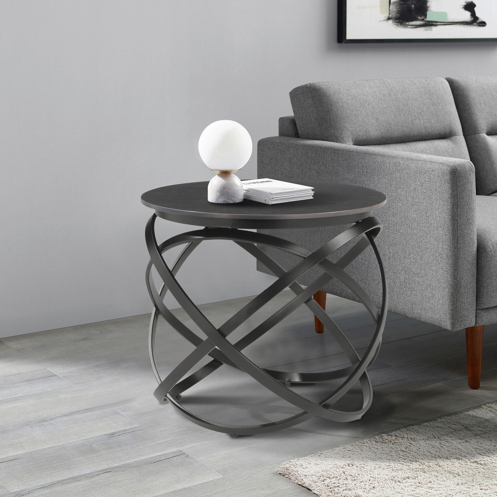 Stylife Beistelltisch ANNA Moderner Beistelltisch mit schwarzer runder Tischplatte und kunstvollem Metallgestell, seitliche Perspektive.