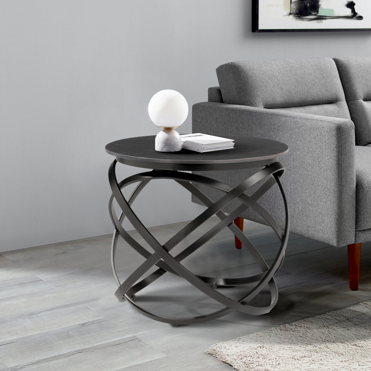 Stylife Beistelltisch ANNA Moderner Beistelltisch mit schwarzer runder Tischplatte und kunstvollem Metallgestell, seitliche Perspektive.
