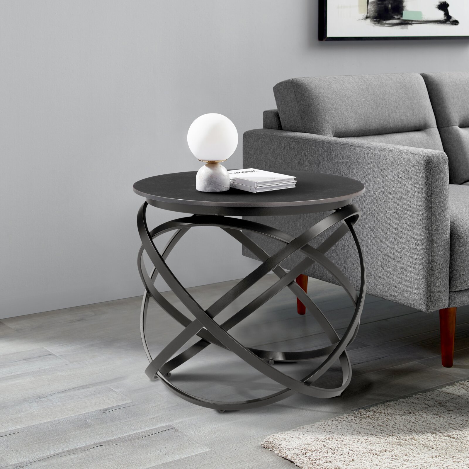 Stylife Beistelltisch ANNA Moderner Beistelltisch mit schwarzer runder Tischplatte und kunstvollem Metallgestell, seitliche Perspektive.