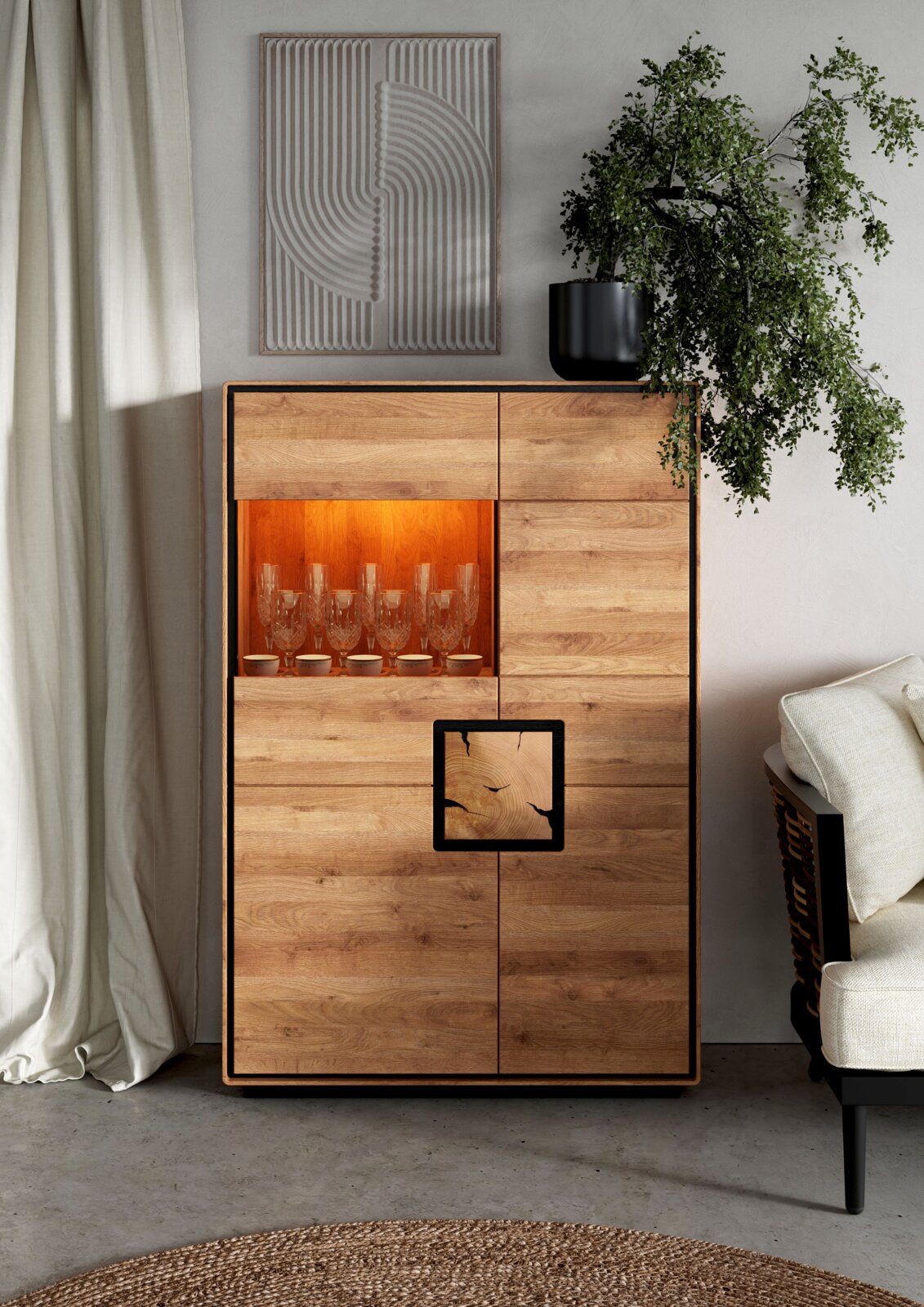Frontansicht eines modernen Holz-Sideboards mit schwarzem Rahmen und teilweise geöffneter, warm beleuchteter Vitrine mit Gläsern, dekoriert mit Pflanze und Wandbild