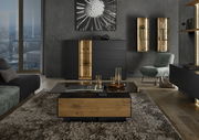 Moderne Wohnzimmeransicht mit Couchtisch aus Holz und Glas, Highboard mit LED-Beleuchtung und stilvollen Dekorationen, seitliche Perspektive.