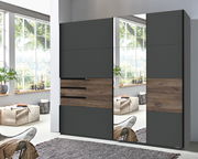 Moderner Schwebetürenschrank mit zwei Türen, einer Spiegeloberfläche und Holzdetails, seitliche Perspektive.