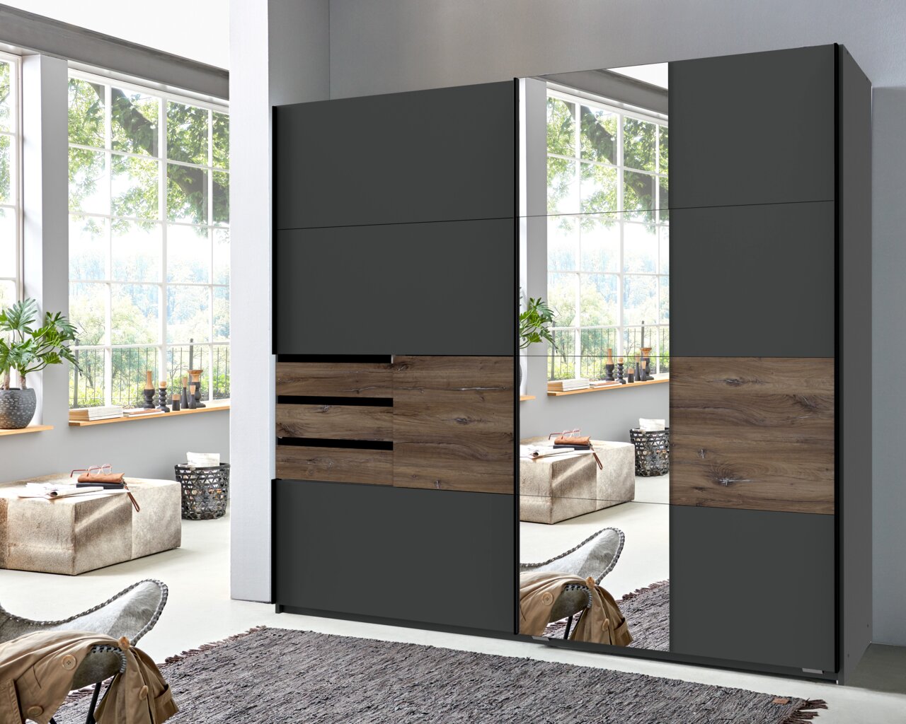 Moderner Schwebetürenschrank mit zwei Türen, einer Spiegeloberfläche und Holzdetails, seitliche Perspektive.