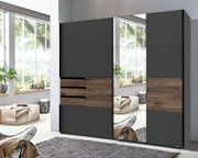 Moderner Schwebetürenschrank mit zwei Türen, einer Spiegeloberfläche und Holzdetails, seitliche Perspektive.